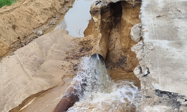 청주 율량천 부근 상수관로 이탈 사고 현장. 사진=연합뉴스 제공