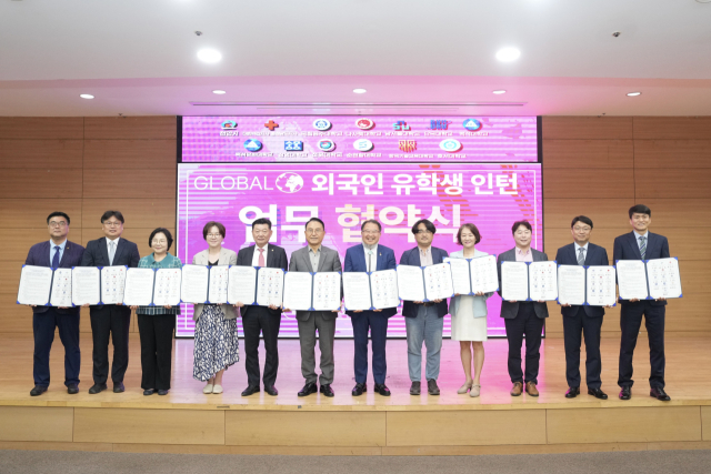 박상돈 천안시장과 문은수 대한적십자사 충남지사 회장, 11개 대학 외국인 유학생 담당부서 관계자가 지난 11일 글로벌 외국인 유학생 인턴을 위한 업무협약을 체결했다. 천안시 제공.