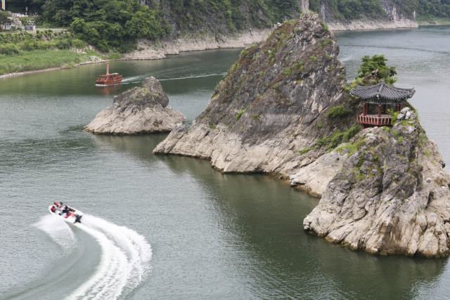 전국에서 인정한 단양 도담삼봉이 올해도 10위에 랭크됐다. 도담삼봉 모습. 단양군 제공