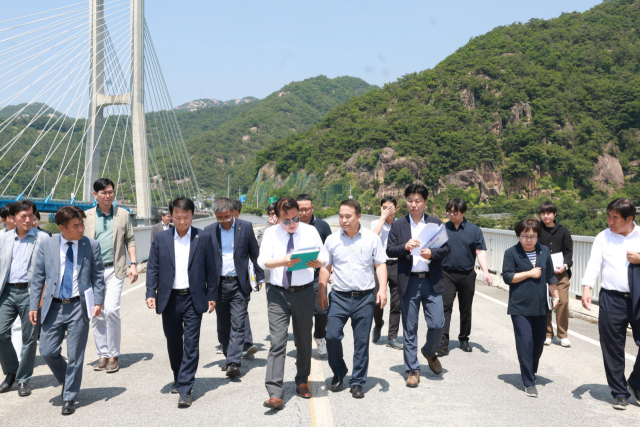 김영환 충청북도 도지사는 11일 제천시를 방문해 시민들의 생생한 목소리를 듣고 충청북도의 비전과 도정운영 방향을 설명하는 도정보고회의 시간을 가졌다.사진은 구 청풍대교 방문 모습. 제천시 제공