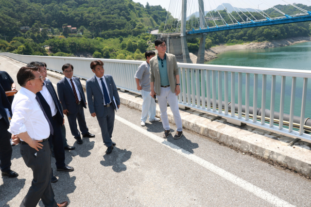 김영환 충청북도 도지사는 11일 제천시를 방문해 시민들의 생생한 목소리를 듣고 충청북도의 비전과 도정운영 방향을 설명하는 도정보고회의 시간을 가졌다.사진은 구 청풍대교 방문 모습. 제천시 제공