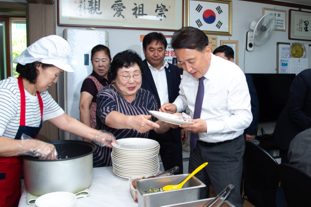 김영환 충청북도 도지사는 11일 제천시를 방문해 시민들의 생생한 목소리를 듣고 충청북도의 비전과 도정운영 방향을 설명하는 도정보고회의 시간을 가졌다.사진은 방초골 경로당을 방문해 식사 준비를 하는 모습. 제천시 제공