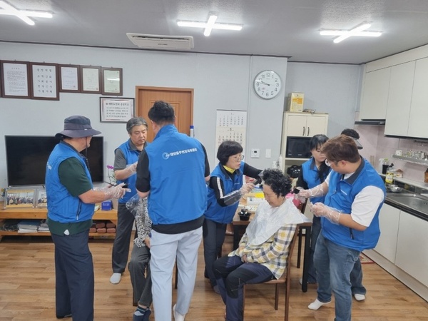 태안군사회복지협의회와 태안읍주민자치위원회는 지난 10일 ‘태안읍 마을순회 나눔봉사’ 활동을 펼쳤다.