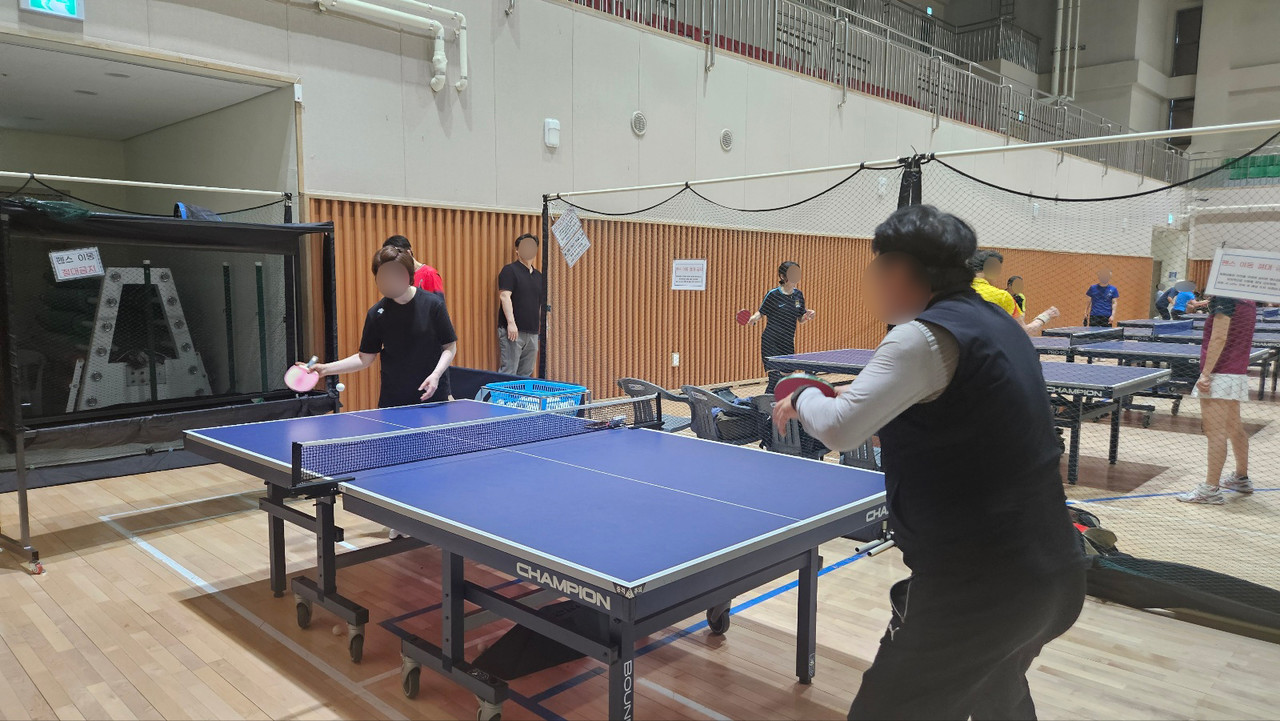 유성스포츠클럽에서 탁구 교습이 진행되고 있다. 사진=김중곤 기자