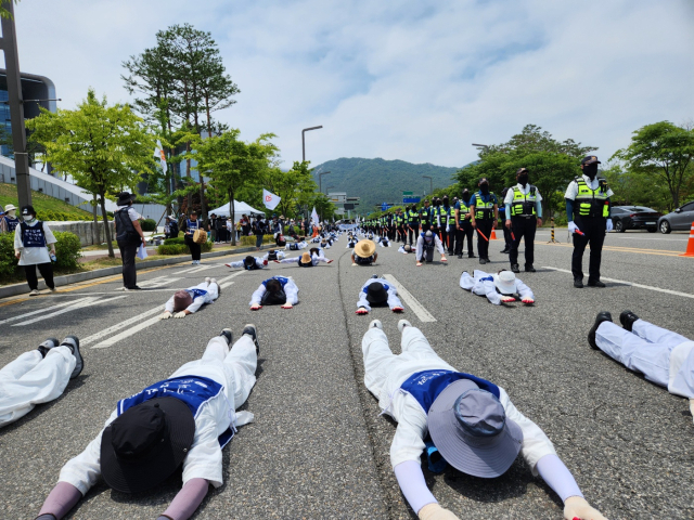 14일 충남장애인부모회 관계자들이 충남도청 앞에서 오체투지를 하고 있다. 사진=김지현 기자