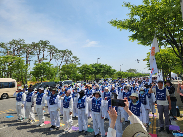 14일 충남장애인부모회 관계자들이 충남도청 앞에서 집회를 진행하고 있다. 사진=김지현 기자