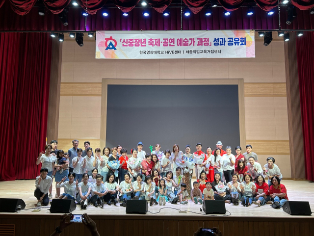 한국영상대학교에서 열린 시니어모델반 수료식 후 기념촬영 모습.사진=김익환 기자