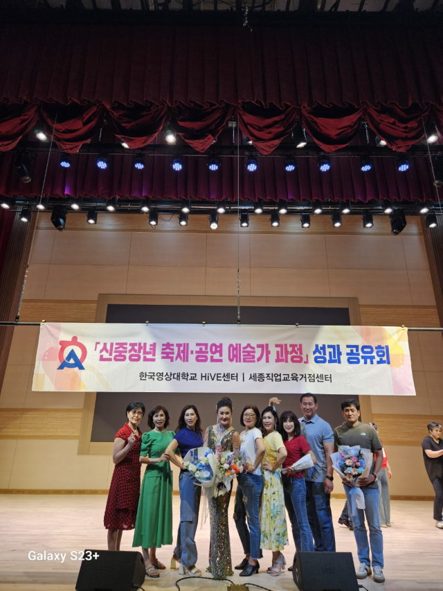 한국영상대학교 강해정 교수와 시니어모델반 수료생들의기념촬영 모습.사진=김익환 기자