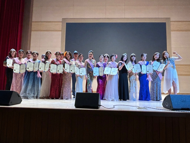 지도교수인 강해정 교수에게 수료증을 받고 있는 모습.사진=김익환 기자