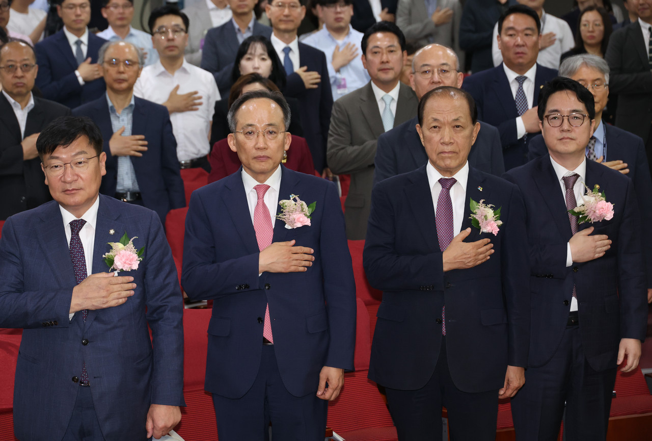 국민의힘 황우여 비상대책위원장과 추경호 원내대표 등이 지난 13일 국회 의원회관에서 열린 임대차분쟁조정제도 관련 세미나에서 국기에 대한 경례를 하고 있다.왼쪽부터 정점식 정책위의장, 추 원내대표, 황 비대위원장, 심우정 법무차관. 2024.6.13 사진=연합뉴스. 