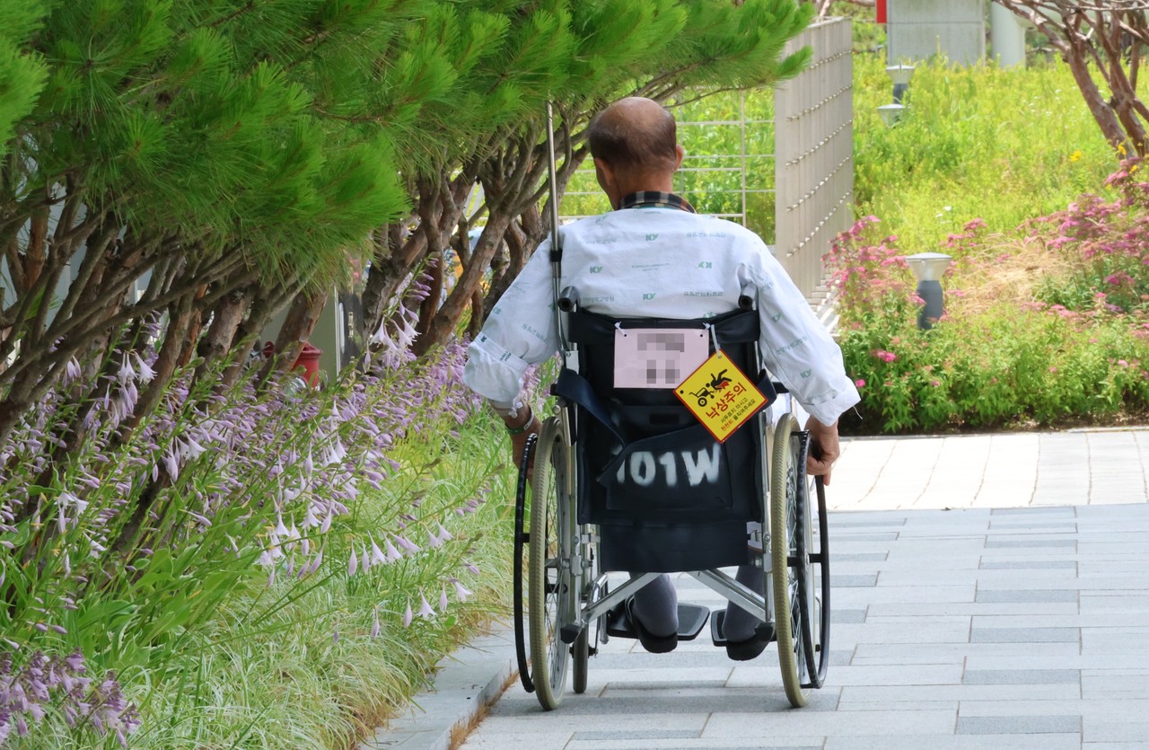 대전의 한 대학병원에서 환자가 휠체어에 앉아있다.
