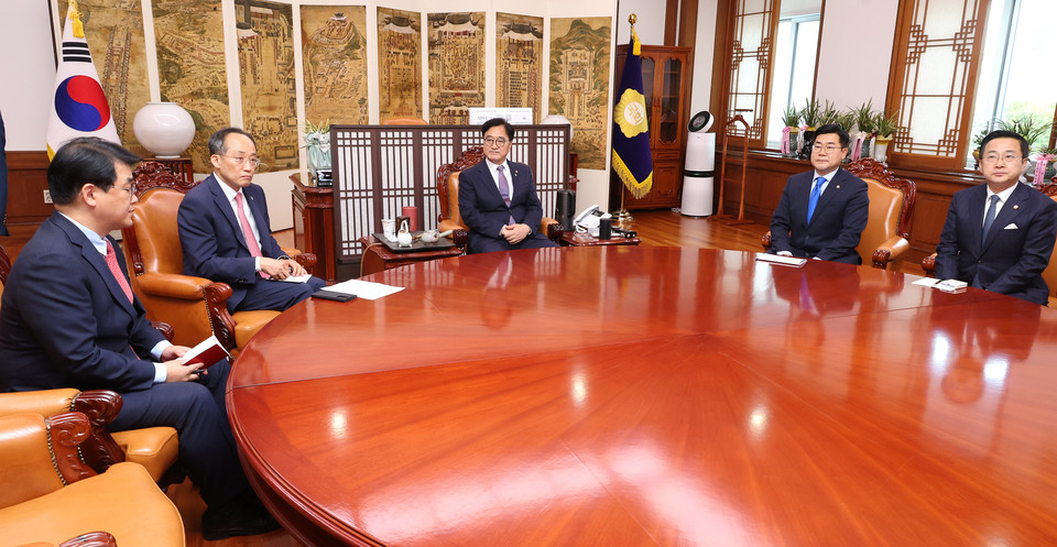 우원식 국회의장이 17일 오후 서울 여의도 국회에서 원 구성과 관련해 회동하고 있다.왼쪽부터 국민의힘 배준영 원내수석부대표, 추경호 원내대표, 우원식 국회의장, 더불어민주당 박찬대 원내대표, 박성준 원내수석부대표. 2024.6.17