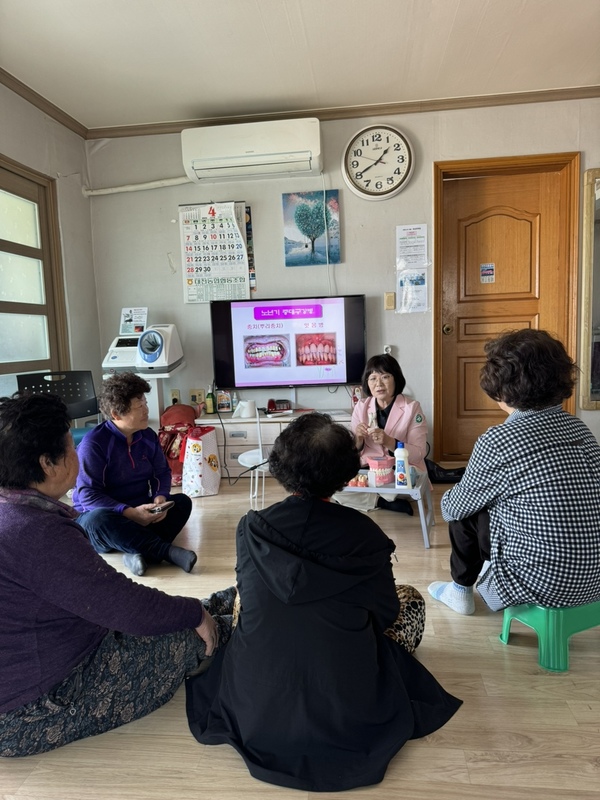 ▲ 보령시사회복지협의회는 보령시보건소와 연계해 자살예방 생명사랑 행복마을 프로그램속에 노인구강 건강관리를 운영하고 있다. 보령시사회복지협의회 제공