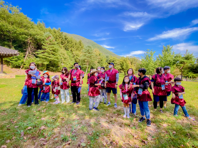 김유신과 함께하는 1박2일 프로그램 참가자들.
