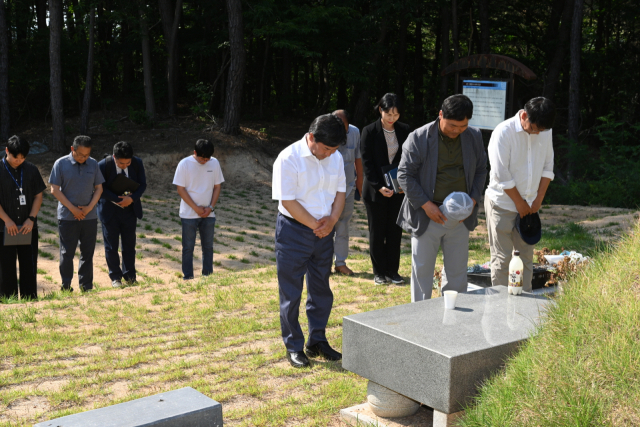 신동엽 시인 묘소 현장방문 부여군제공
