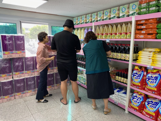 영동읍사무소는 행복냉장고 첫 운영을 시작했다.