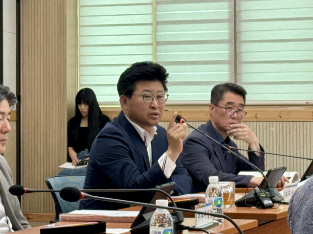 최충규 대전 대덕구청장이 20일 대전 대덕구 민선 8기 전반기 성과보고회에서 전반기 주요 성과와 후반기 비전을 발표하고 있다. 사진=조사무엘 기자