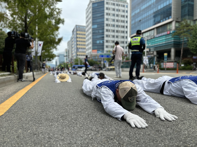 20일 오전 전국장애인부모연대 대전지부가 발달장애인 가정 보호 정책과 지원체계 구축을 촉구하며 대전시청 인근 도로에서 오체투지 행진을 벌이고 있다. 사진=함성곤 기자.