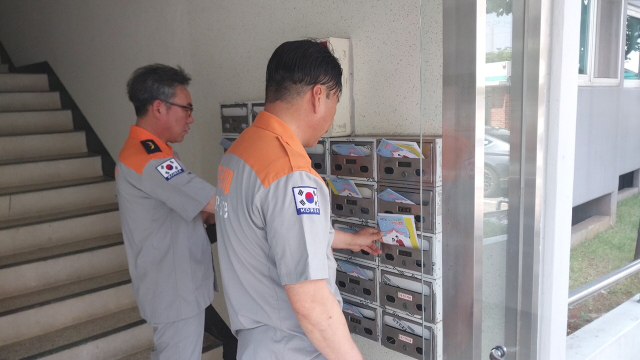 서천군이 군민의 안전을 위한 '2024년 집중안전점검' 캠페인 중 관내 아파트에 가정용 자율점검표를 배부하고 있다.사진=서천군 제공.