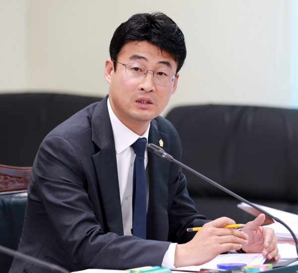 아산시의회 안정근의원이 기획행정위원회에서 감정노동자의 권리와 인권을 보호하는데 구체화하는 조례취지를 설명하고 있다. 아산시의회 제공