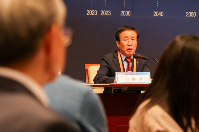 인구포럼에서 발표하는 김문근 단양군수. 단양군 제공