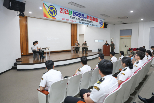 지난 14일 천군여단에서 열린 '6·25전사 세미나'에서 6·25전쟁 초기 승전인 음성지구 전투에 대해 하지훈 대대장(중령)이 청주대 군사학과 학생들과 토론하고 있다. 37보병사단 제공