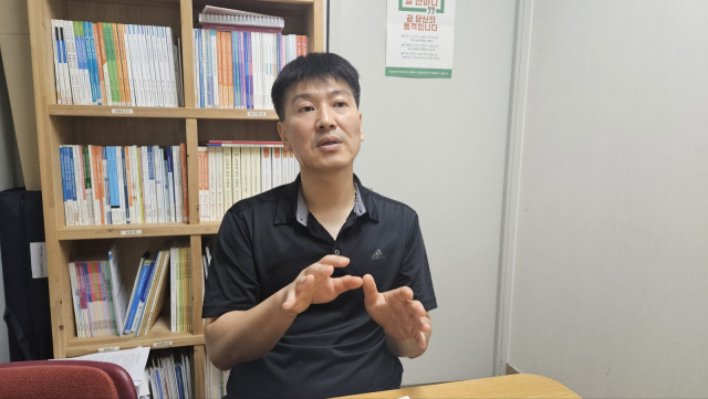 최영 대전노인보호전문기관 부장이 충청투데이와 인터뷰를 하고 있다. 사진=김중곤 기자