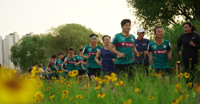 '승리런' 참가자들이 갑천변을 달리고 있다. 대전교통공사 제공.