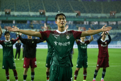 대전하나시티즌의 천성훈이 지난 22일 대전월드컵경기장에서 열린 광주FC와의 경기에서 득점과 함께 팀의 2대1 승리를 이끈 후 팬들에 감사를 표하고 있다. 대전하나시티즌 제공