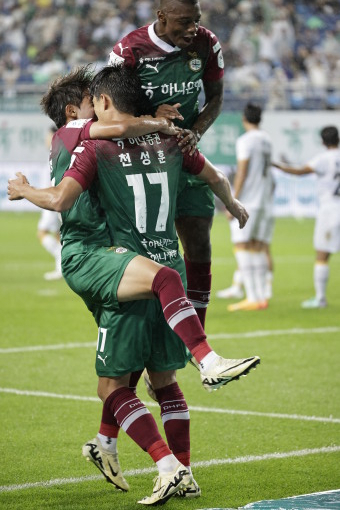 대전하나시티즌의 천성훈이 지난 22일 대전월드컵경기장에서 열린 광주FC와의 경기에서 득점 세레머니를 하고 있다. 대전하나시티즌 제공