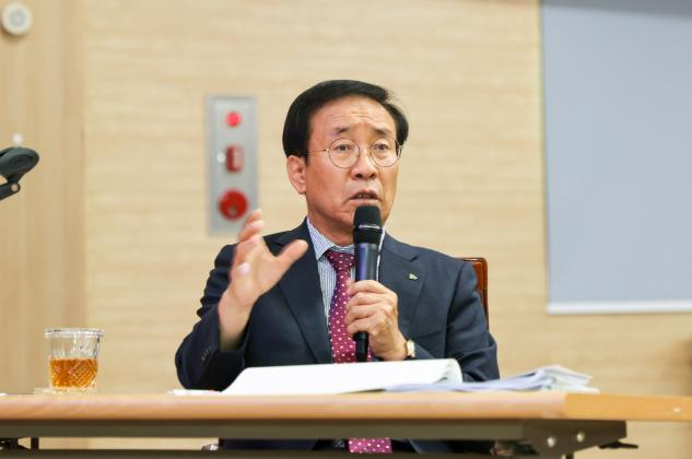 용역 보고회에서 발언하는 김문근 군수. 단양군 제공