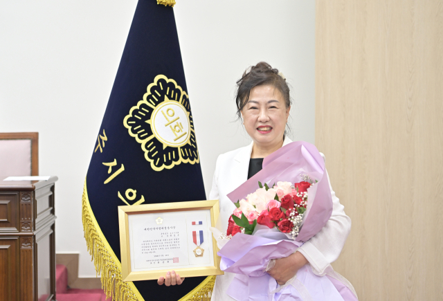 공주시의회 권경운 의원(국민의힘)이 24일 의회 본회의장에서 대한민국지방의정봉사상을 수상했다.