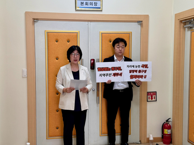 24일 대전 유성구의회에서 더불어민주당 소속 하경옥, 박석연 의원이 후반기 의장단 선거와 관련, 기자회견을 하고 있다. 박영문 기자