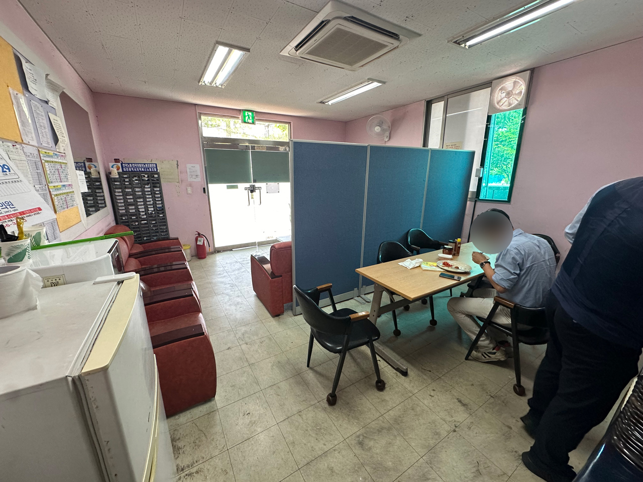 21일 오전 11시경 방문한 유성구 안산동 시내버스 기점지의 휴게실 버스 기사들이 식사를 하고 있다. 공간이 협소해 파티션으로 휴게 공간과 식사 공간을 구분해놓은 모습. 사진=함성곤 기자.