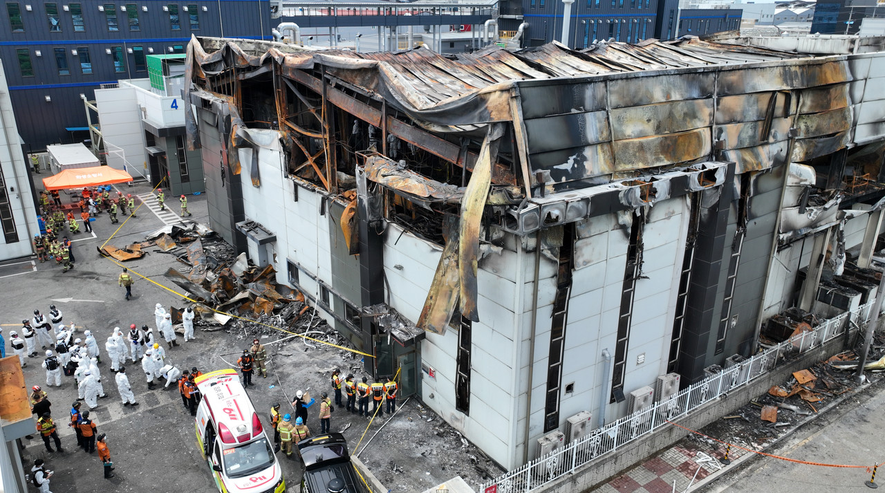 25일 경기도 화성시 서신면 리튬전지 공장 화재 현장에서 경찰과 소방, 국립과학수사연구원, 국토안전연구원, 고용노동부, 산업안전관리공단 등 관계자들이 화재 원인을 찾기 위한 합동 감식을 위해 이동하고 있다.지난 24일 오전 10시 31분 화성시 서신면 전곡리 소재 일차전지 업체인 아리셀 공장에서 화재가 발생해 다수의 사상자가 발생했다. 2024.6.25 [공동취재] 사진=연합뉴스. 