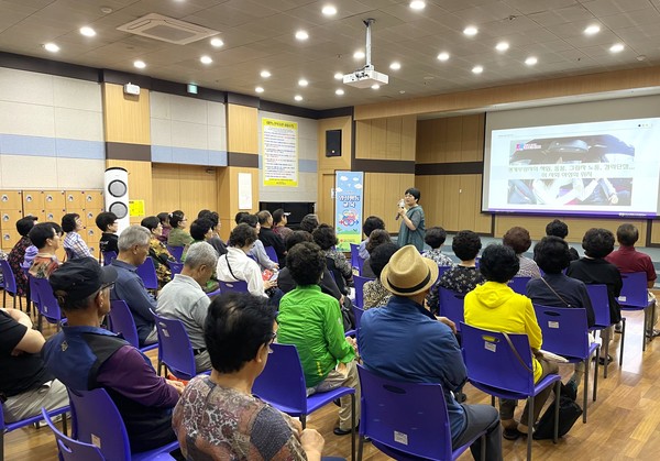 ▲ 태안노인복지관은 지난 18일 태안노인복지관 대강당에서 이용 어르신을 대상으로 태안군‘2024년 찾아가는 양성평등 교육’의 일환으로 이용자 양성평등 교육을 진행했다.  태안군사회복지협의회 제공