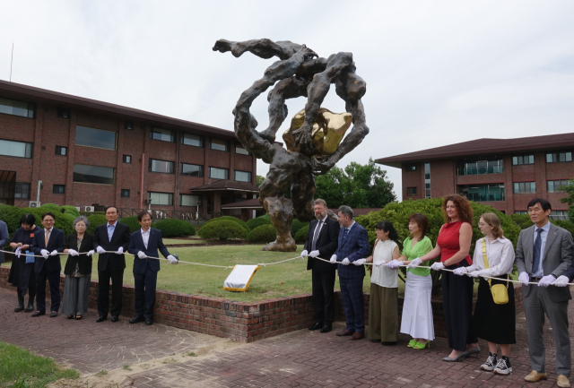 골프존뉴딘그룹 김영찬 회장이 한국과학기술원(KAIST)에 폴란드 작가 토마스 코슐레가(Tomasz Koclęga)의 작품 ‘HOPE’를 기증했다. 골프존뉴딘그룹 제공