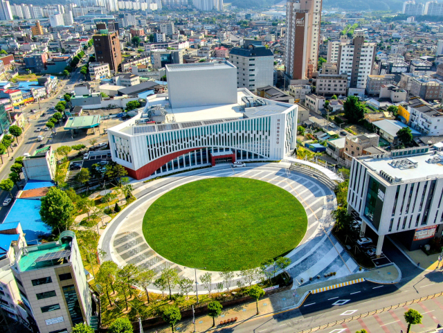 제천예술의전달이 다음달 24일 정식 개관에 시민들을 만난다. 사진은 제천예술의전당 전경. 제천시 제공