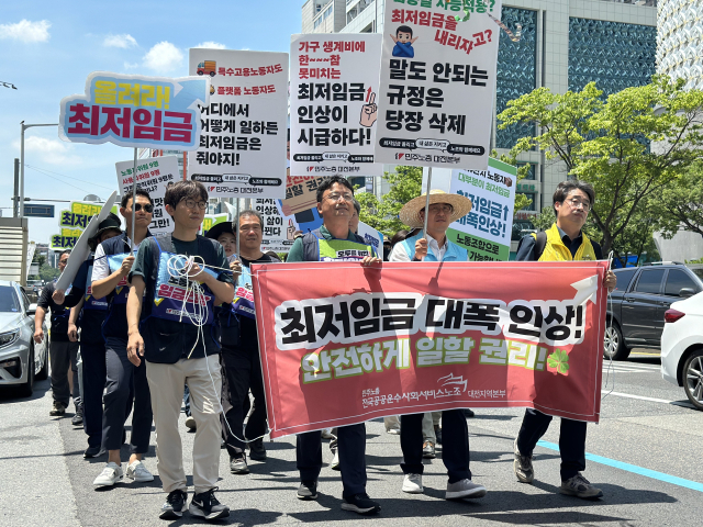 26일 오후 12시 민주노총 대전본부와 공공운수노조 대전지역본부가 대전 둔산동 은하수네거리에서 ‘최저임금 대폭 인상! 안전하게 일할 권리!’를 주제로 하는 집회와 행진에 나섰다. 사진=함성곤 기자.