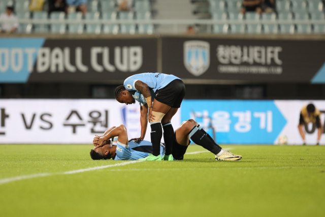 천안시티FC가 26일 홈에서 치러진 부천FC1995와의 경기에서 뼈아픈 역전패를 당했다. 천안 파울리뇨가 득점 실패 후 그라운드에 누워있는 모따를 위로하고 있다. 한국프로축구연맹 제공.