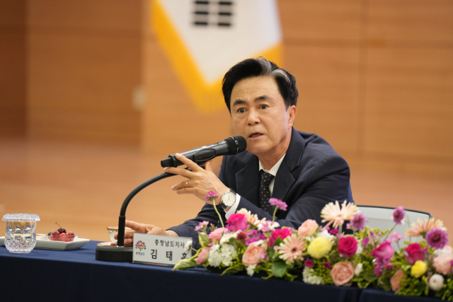 ‘민선8기 3년차’를 맞아 27일 천안을 찾은 김태흠 충남지사가 천안시청 대회의실에서 진행된 언론인 간담회에서 인사말을 하고 있다. 천안시 제공.