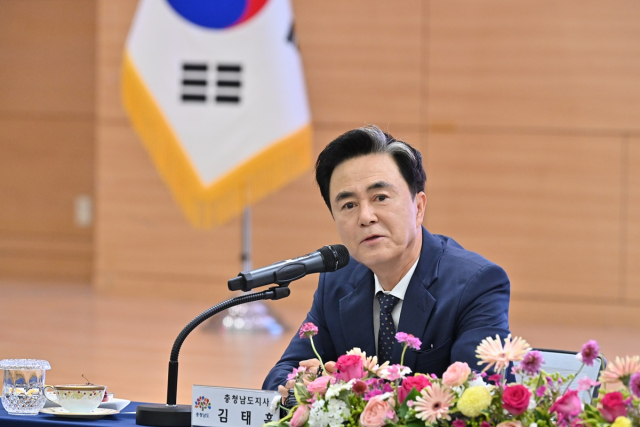 ‘민선8기 3년차 시군 방문’ 일환으로 27일 천안을 방문한 김태흠 충남지사가 언론인 간담회에서 발언하고 있다. 충남도 제공.