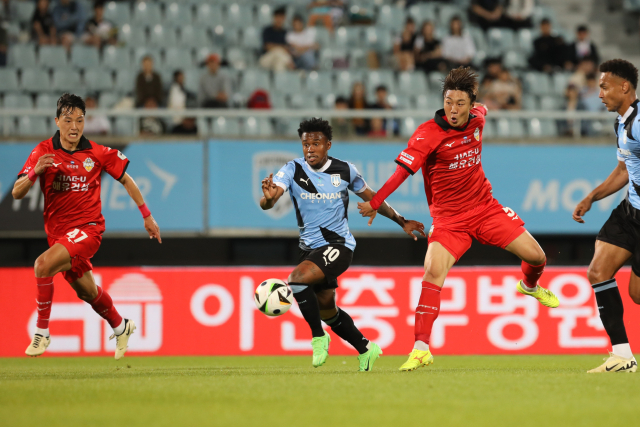 지난 2일 천안종합운동장에서 진행된 ‘하나은행 K리그2 2024’ 16라운드 천안시티FC와 충남아산FC의 경기에서 양 팀 선수들이 경합을 벌이고 있다. 천안시티FC 제공.