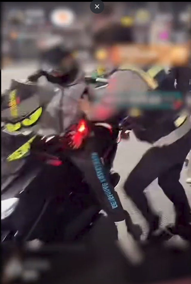 지난 3월 20일 대전 중구 일대에서 집단으로 폭주 행위가 발생한 가운데 경찰이 폭주족 1명을 검거하고 있다. 대전경찰청 제공.