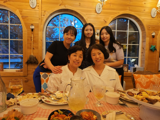 보령시 송희서(사진 아래 왼쪽)가족지원과장의 아름다운 퇴임이 공직사회에 잔잔한 감동을 주고 있다. 보령시 제공