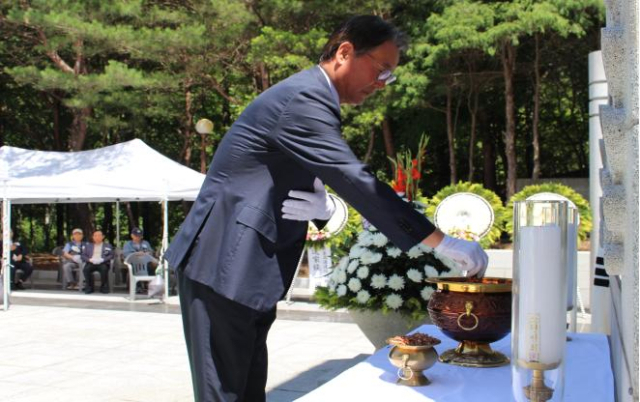 박종건 한국도로공사 부사장이 지난달 28일 열린 경부고속도로 건설순직자 위령제에 참석해 헌화와 분향을 하고 있다.한국도로공사 대전충남본부 제공.