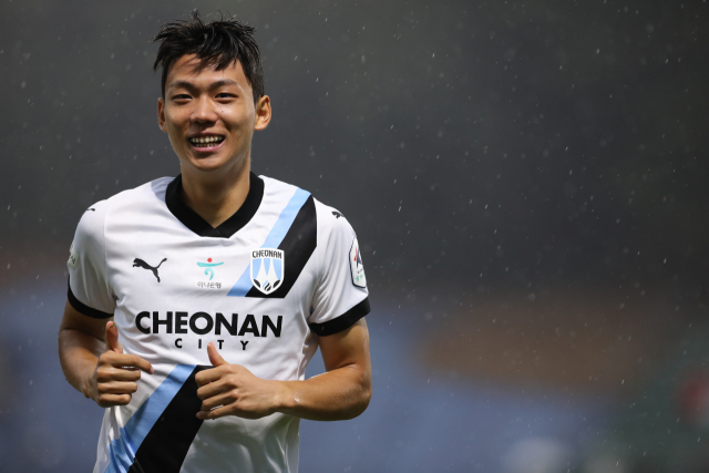 천안시티FC가 29일 오후 김포솔터축구장에서 진행된 ‘하나은행 K리그2 2024’ 20라운드 김포FC와의 경기를 1대 1 무승부로 마쳤다. 경기 첫 득점을 기록한 천안 문건호 선수가 기뻐하고 있다. 한국프로축구연맹 제공.