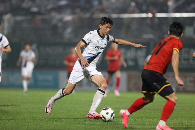 천안시티FC 문건호 선수가 29일 김포솔터축구장에서 진행된 김포FC와의 경기에서 드리블 하는 모습. 한국프로축구연맹 제공.