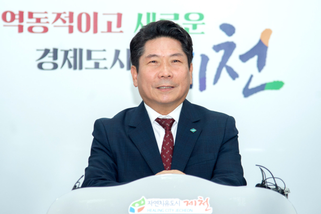 김창규 제천시장이 1일 제천시청 4층 브리핑룸에서 기자회견을 갖고 민선 8기 2주년 성과를 브리핑하고 있다. 제천=이상복 기자