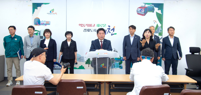 김창규 제천시장이 1일 제천시청 4층 브리핑룸에서 기자회견을 갖고 민선 8기 2주년 성과를 브리핑하고 있다. 제천=이상복 기자